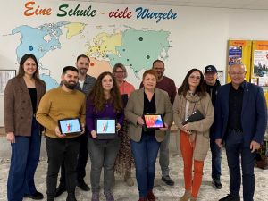 Foto: (von links) Julia Geus (Projektleitung BG3000), Herr Türk, Herr Galic, Frau Ketzer, Frau Deblon, Frau Lehleitner, Herr Salzer, Frau Hees (Lehrkräfte der Konrad-Adenauer Schule), Helmut Hecking (Vertreter der Wirtgen Stiftungen), Achim Hallerbach (Landrat Kreis Neuwied) Foto: Martin Boden / Kreisverwaltung Neuwied
