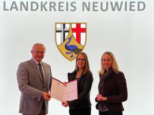 Foto: Landrat Achim Hallerbach und Büroleiterin Diana Wonka freuen sich, dass Dr. Simone Meyer (Mitte) die Leitung des Neuwieder Gesundheitsamtes übernimmt. 
