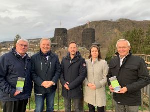 Foto: Über „starken politischen Rückenwind“ für die Wiederbelebung einer Brückenverbindung zwischen Remagen und Erpel freuen sich der Unkeler Verbandsbürgermeister Karsten Fehr und Remagens Bürgermeister Björn Ingendahl: Landrätin Cornelia Weigand (Kreis Ahrweiler) und ihre Kollegen Achim Hallerbach (Kreis Neuwied) und Sebastian Schuster (Rhein-Sieg-Kreis) machten sich jüngst im Remagener Friedensmuseum ein Bild von dem Projekt und sagten ihre Unterstützung für die weitere Vorgehensweise zu.