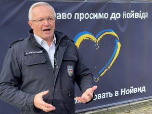 Foto: Landrat Achim Hallerbach fordert eine europäische Lösung bei der Flüchtlingsverteilung. Hier steht er vor der umfunktionierten Turnhalle in Niederbieber. Foto: Kreisverwaltung Neuwied / Ulf Steffenfauseweh