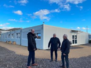 Foto: Vor-Ort-Termin an den Flüchtlingswohncontainern in Bad Hönningen: (von links) Bürgermeister Jan Ermtraud, Kreisbeigeordneter Michael Mahlert und Landrat Achim Hallerbach nahmen sehr positive Eindrücke mit. 