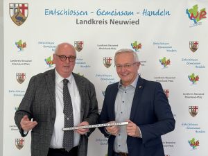 Foto: Der Vorsitzende der Initiative „Region Koblenz-Mittelrhein e.V.“, Hans-Jörg Assenmacher, und Landrat Achim Hallerbach tauschten sich konstruktiv und auf Augenhöhe über die Möglichkeiten einer Zusammenarbeit aus. Foto: Kreisverwaltung Neuwied / Ulf Steffenfauseweh