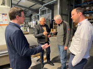 Foto: Kreis-Wirtschaftsförderer Harald Schmillen (von links) und Landrat Achim Hallerbach infor-mierten sich beim Betriebsrundgang mit Betriebsleiter Thomas Wedderin und CGT-Geschäftsführer Roland Hackl über die innovativen Produkte des Asbacher Unternehmens. Foto: Kreisverwaltung Neuwied / Ulf Steffenfauseweh