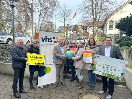 vlnr: Volker Mendel, Beate Weißenfels, Achim Hallerbach, Angela Musss, Dietmar Neitzert, Janine Sieben, Simone Kirst und Michael Christ werben gemeinsam für den Kurs „KLIMAFIT- KLIMAWANDEL VOR HAUSTÜR! WAS KANN ICH TUN?“ Fotografin: Conny Hartung
