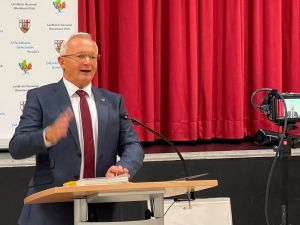 Foto: Landrat Achim Hallerbach brachte den Haushalt für 2023 in den Kreistag ein. Er sieht unter dem Strich einen Überschuss von 8,5 Millionen Euro und wurde mit großer Mehrheit verabschiedet. 
