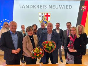 Foto: Landrat Achim Hallerbach verabschiedete Dagmar Krawatowski und Thomas Ecker in den Ruhestand. 
