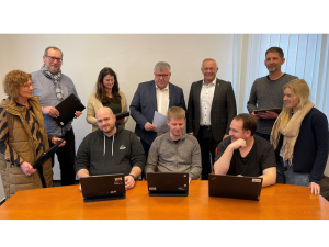 Foto: Landrat Achim Hallerbach und Beigeordneter Michael Mahlert sind sehr zufrieden, wie schnell ihre Projektgruppe in der Kreisverwaltung den Digitalpakt für die Kreis-Schulen umgesetzt hat. 