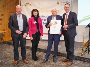 Foto: Freuten sich über die Übergabe der Anerkennungsurkunde durch Innenminister Michael Ebling: Ortsbürgermeister Kurt Pape, Margit Rödder-Rasbach (Dorferneuerungsbeauftragte der Kreisverwaltung Neuwied) und Günter Matzat (Erster Beigeordneter der Gemeinde Ockenfels). Foto: Stephan Dinges (MdI)