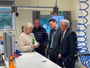 Foto: Qualität steht an erster Stellen, kein Teil geht ungeprüft heraus: Das demonstriert hier Produktionsleiterin Beate Armbrust Landrat Achim Hallerbach. 