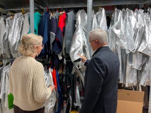 Foto: Qualität steht an erster Stellen, kein Teil geht ungeprüft heraus: Das demonstriert hier Produktionsleiterin Beate Armbrust Landrat Achim Hallerbach. 