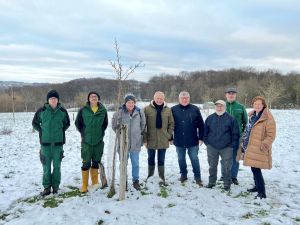 Foto: ANUAL und Kreisverwaltung setzen sich gemeinsam für den Erhalt der Streuobstwiesen ein. Auf dem Bild sind ANUAL-Mitglieder mit ihrem Vorsitzenden Robert Klein sowie Landrat Achim Hallerbach, 1. Kreisbeigeordneter Michael Mahlert und Umweltreferentin Ina Heidel-bach zu sehen. Foto: Kreisverwaltung Neuwied / Martin Boden