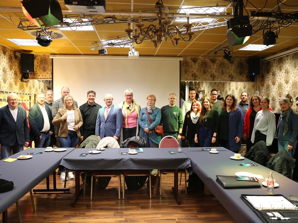 Foto: Die Touristiker des Landkreises Neuwied hatten viel Spaß im „66 Minuten Escape Room“. Unser Bild zeigt (von links) Rolf Schmidt-Markoski, Thomas Herschbach, Jörg Hohenadl, Frank Wiesenberg, Anja Arenz, Oliver Grabus, Jan Einig, Simone Osteroth, Petra Neuendorf, Michael Führer, Florian Fark, Martina Beer, Vanessa Selent, Peter Fischer, Celina Weinert, Benjamin Skupin, Janine Petit, Manon Wetzel, Cornelia Obenauer. Foto: Anja Arenz /Wirtschaftsförderungsgesellschaft Neuwied 