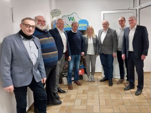 Foto: Gemeinsam im Gespräch über die das Wildtiermanagement die Landräte und die Vertreter der Bauernverbände (v.l.n.r.): Josef Schwan (Vorsitzender Kreis Altenkirchen), Ulrich Schreiber (Vorsitzender Kreis Neuwied), Achim Hallerbach (Landrat Kreis Neuwied), Achim Schwickert (Landrat Westerwaldkreis), Sandra Köster (Vorständin Wir Westerwälder), Dr. Peter Enders (Landrat Kreis Altenkirchen), Markus Mille (Geschäftsführer) und Sebastian Schuster (Landrat Rhein-Sieg-Kreis).