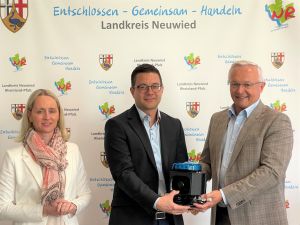 Landrat Achim Hallerbach und Büroleiterin Diana Wonka begrüßen Mario Becker als neuen Leiter der Abteilung für Ordnung, Verkehr und Rechtsangelegenheiten. Becker ist ein echtes Eigengewächs der Kreisverwaltung. 
