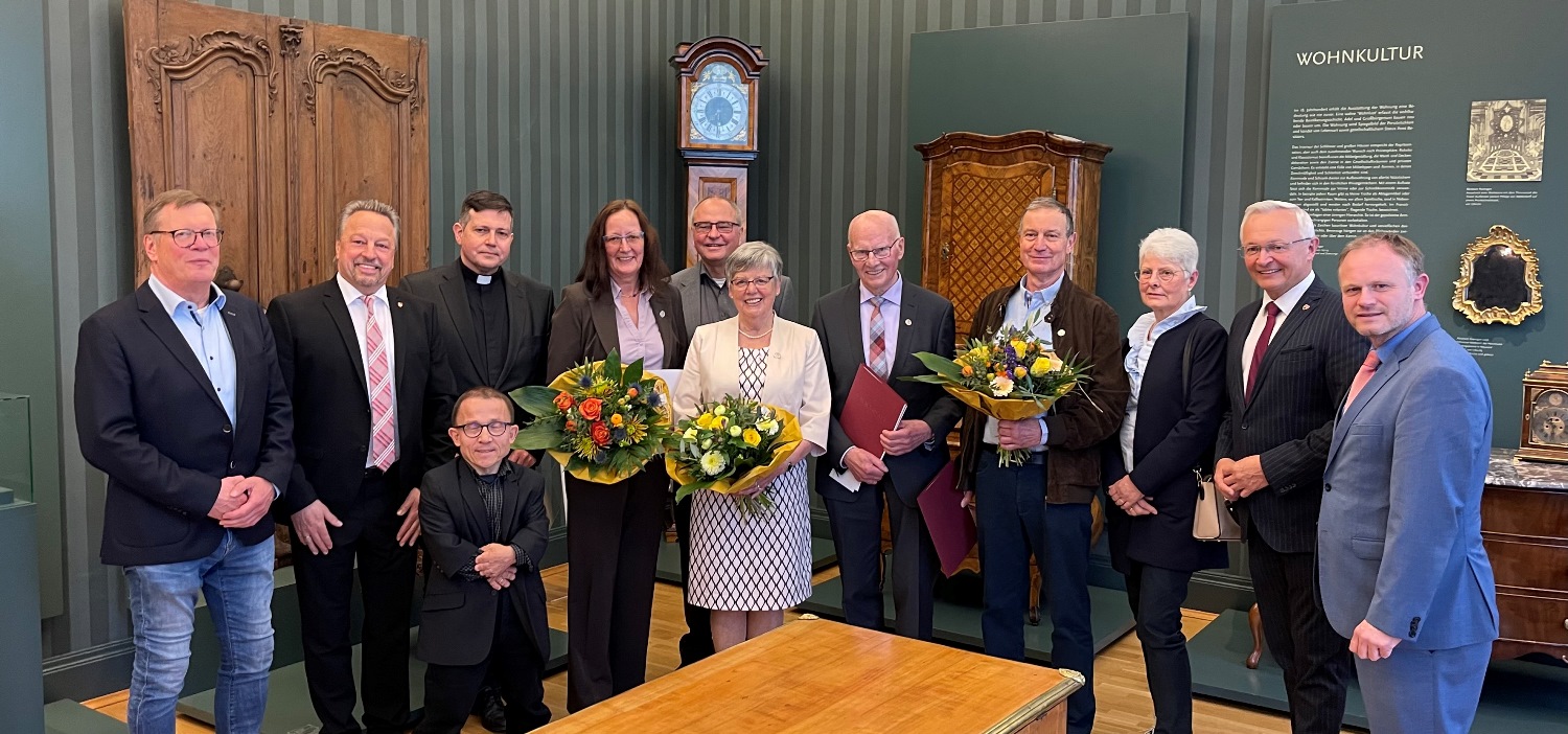 Verleihung der Ehrennadel: Unser Bild zeigt (von links) Ortsbürgermeister Martin Lerbs (Waldbreitbach), Verbandsgemeinde-Bürgermeister Hans-Werner Breithausen (Rengsdorf-Waldbreitbach), Ortsbürgermeister Harald Berndt (Oberhonnefeld-Gierend), Pfarrer Marco Hartmann, Rita und Horst-Werner Lehnert, Maria und Robert Schmidt, Bernd und Christina Siegel, Landrat Achim Hallerbach und Oberbürgermeister Jan Einig. Foto: Kreisverwaltung Neuwied / Ulf Steffenfauseweh