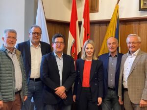Foto: Wollen trotz Rückschlags nicht aufgeben und weiter für ein Hospiz im Norden des Kreises Neuwied kämpfen (von links): Fördervereinsvorsitzender Wolfgang Walter, 1.Beigeordneter Helmut Muthers, Verbandsbürgermeister Frank Becker, Landtags-abgeordnete Ellen Demuth, Fördervereins-Schatzmeister Detlef Nonnen und Landrat Achim Hallerbach. Foto: Kreisverwaltung Neuwied / Ulf Steffenfauseweh 