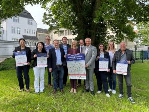Foto: Laden gemeinsam zur großen AusbildungsmessePlus auf dem Neuwieder Luisen-platz ein: (von links) Nikolinka Georgieva (Hwk), Nesrin Uslu (Ausbildungsleiterin Kreisverwaltung), Oliver Kneip (Jobcenter), OB Jan Einig, Michael Braun (Kreishand-werkerschaft), Kristina Kutting (IHK), Jens Fiedermann (Hwk), Landrat Achim Haller-bach, Alexandra Rünz (Wirtschaftsförderung Stadt Neuwied), Amelie Enderle (Agen-tur für Arbeit) und Ralf Winn (Kreishandwerksmeister). Foto: Kreisverwaltung Neuwied / Ulf Steffenfauseweh