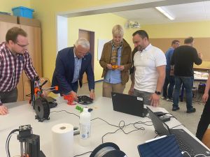 Bildunterschrift: (v.l.n.r.) Lehrer Marco Schmidt, Landrat Achim Hallerbach, Schulleiterin Sabine Hacker und  ihr Stellvertreter Bengjamin Bajraktari tauschten sich an der Asbacher Realschule über die verschiedenen MINT-Projekte aus und hoben die Bedeutung des Bereichs für den Kreis Neuwied hervor. Foto: Anton Galic, Realschule plus Asbach  
