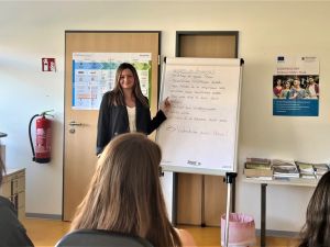 Foto: Virginia Streich berät im Kreis Neuwied als „Jobfux“ Schülerinnen und Schülern beim Übergang in die Berufswelt. Foto: Erika Koch, Jugendberatungszentrum (JBZ)