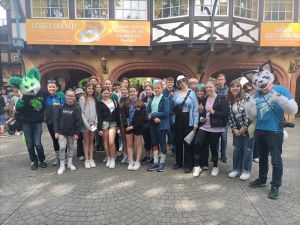 Foto: Die 25 jugendlichen Teilnehmer lernten in Bremen viel dazu und erlebten dann einen rasanten zweiten Tag im Heide-Park. Foto: Kreisverwaltung Neuwied / Marc Maier 
