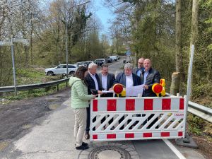 Machten sich kurz vor Baustart noch einmal ein Bild von der Maßnahme: (von links) Christina Junk (Kreisverwaltung), Landrat Achim Hallerbach, Bürgermeister Michael Christ, Kreis-Beigeordneter Michael Mahlert, Abteilungsleiter Rüdiger David und Ortsbürgermeister Martin Buchholz. 
