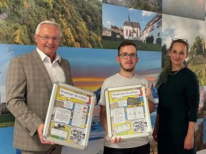 Foto: Landrat Achim Hallerbach und Klimaschutzmanagerin Janine Sieben gratulierten Azubi Justin Scheffen zu seinem tollen Erfolg beim Klimascout-Projekt. Seine Infotafeln werden künftig in der Kreisverwaltung aushängen. Foto: Kreisverwaltung Neuwied / Ulf Steffenfauseweh
