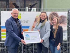 Foto: Freuen sich, dass der Kreis-Ausschuss einstimmig den Beitritt des Kreises Neuwied zum Kommunalen Klimaschutzpakt beschlossen: Landrat Achim Hallerbach, Klima-schutzmanagerin Janine Sieben (Mitte) und Klimawandelanpassungsmanagerin An-gelina Zahn. Foto: Kreisverwaltung Neuwied / Ulf Steffenfauseweh