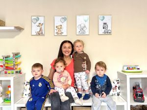Foto: Lana Stoll aus Hausen ist eine der engagierten Tagemütter im Kreis Neuwied, die für ihre selbstständige Tätigkeit ihre Räume ansprechend und kindgerecht gestaltet hat. Das Jugendamt des Kreises Neuwied sucht mehr Menschen wie Lana Stoll – und bezahlt sie künftig auch deutlich besser. Foto: Stoll