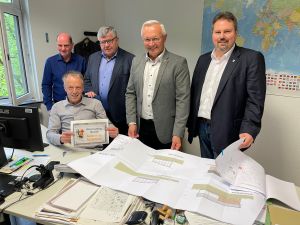 Friedhelm Lorscheid (sitzend) von der Bauaufsicht der Kreisverwaltung und (von links) stellvertretend sein Kollege Volker Hilt bieten künftig alle 14 Tage eine Bauberatungs-Sprechstunde in der VG-Verwaltung Asbach an. Darüber freuen sich Kreis-Beigeordneter Michael Mahlert, Landrat Achim Hallerbach und Asbachs VG-Bürgermeister Michael Christ.