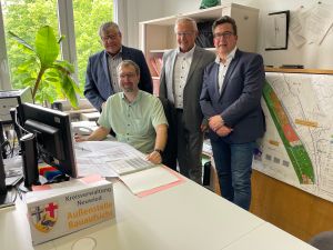 Fabian Schloms (sitzend) von der Bauaufsicht der Kreisverwaltung bieten künftig an jedem ersten Mittwoch im Monat eine Bauberatungs-Sprechstunde in der VG-Verwaltung Linz an. Darüber freuen sich (von links) Kreis-Beigeordneter Michael Mahlert, Landrat Achim Hallerbach und der Linzer VG-Bürgermeister Frank Becker. 