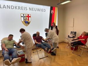 Foto: Beim Spendetermin in der Neuwieder Kreisverwaltung gaben insgesamt 35 Mitarbei-ter ihr Blut, um anderen Menschen in der Not zu helfen. Foto: Kreisverwaltung Neuwied / Ulf Steffenfauseweh