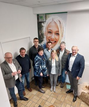 Foto: Behalten gemeinsam die Landwirtschaft in der Region Westerwald im Fokus (v.l.n.r.): Dr. Peter Enders (Landrat Kreis Altenkirchen), Achim Schwickert (Landrat Westerwaldkreis), Bernhard Höfer (Kreis Altenkirchen), Doris Fey (Kreis Altenkirchen), Sandra Köster Vorständin Wir Westerwälder), Michael Hassel (Kreis Altenkirchen), Mario Orfgen (Kreis Altenkirchen) und Achim Hallerbach (Landrat Kreis Neuwied) Auf dem Bild fehlt: Marion Schmitz (Kreis Neuwied)  Foto: Wir Westerwälder 