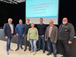 Foto: Informierten über die neue gemeinsame Agrarpolitik (v.l.n.r.): Landrat Achim Hallerbach, Jürgen Mohr (DLR Westerwald-Osteifel), Markus Mille (Bezirksgeschäftsführer Bauern- u. Winzerverband Rheinland-Nassau), Marion Schmitz (Landwirtin und Vorstandsmitglied Kreisbauern- und Winzerverband), Jan Schumacher (Untere Landwirtschaftsbehörde), Dominik Ehrenstein (Landwirt und Vorstandsmitglied Kreisbauern- und Winzerverband) sowie Ulrich Schreiber (Landwirt und Vorsitzender Kreisbauern- und Winzerverband).  Foto: Kreisverwaltung Neuwied / Alexandra Moog