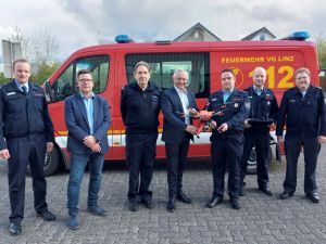 Foto: Übergabe der neuen Drohne an die Vertreter der Linzer Feuerwehr (v.l.n.r.): Florian Runkel (stellv. Wehrleiter VG Linz), Frank Becker (Bürgermeister VG Linz), Walter Eudenbach (Vor-sitzender Kreisfeuerwehrverband), Landrat Achim Hallerbach, Andreas Schneider (Wehrfüh-rer FW Dattenberg), Markus Kröll (stellv. Wehrführer Dattenberg und Leiter Drohnenstaffel) sowie Holger Kurz (Brand- und Katastrophenschutzinspekteur). Foto: Andreas Schmidt