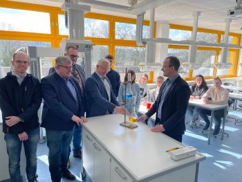 Die neuen Nawi-Räume bieten optimale Lernbedingungen. Darüber freuen sich (von links) Florian Kropf vom Immobilienmanagement des Kreises, Beigeordneter Michael Mahlert, Abteilungsleiter Rüdiger David, Landrat Achim Hallerbach, Direktor Thorsten Mehlfeldt und vor allem die Schüler selber. Foto: Kreisverwaltung Neuwied / Ulf Stef-fenfauseweh