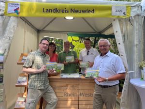 Foto: Anlässlich des im Juni stattgefundenen Rheinland-Pfalz-Tags in Bad Ems wurde die neue Tourismus-Broschüre erstmalig vorgestellt (v.l.n.r.): Harald Schmillen, Ge-schäftsführer WFG Landkreis Neuwied, Irmgard Schröer, Geschäftsführerin Naturpark Rhein-Westerwald e.V., Jörg Hohenadl, WFG Landkreis Neuwied, Peter Fischer, Wirtschaftsförderung VG Asbach, und Landrat Achim Hallerbach.