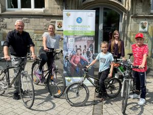 Landrat Achim Hallerbach, Klimaschutzmanagerin Janine Sieben und Klimawandelanpassungsmanagerin Angelina Zahn rufen zur Teilnahme am Stadtradeln auf. 