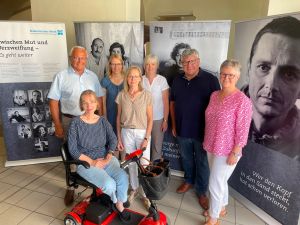 Foto: Hoffen, dass die Ausstellung im Kreishaus mithilft, Vorurteile und Unwissen rund um das Thema Verschuldung abzubauen: (von links) Landrat Achim Hallerbach, Diako-nie-Pfarrerin Renate Schäning, die Schuldner- und Insolvenzberaterinnen Silke Frank, Dorothee Meßmann und Simone Binz, Kreis-Beigeordneter Michael Mahlert und Kreis-Sozialabteilungsleiterin Agnes Ulrich. Foto: Kreisverwaltung Neuwied / Ulf Steffenfauseweh