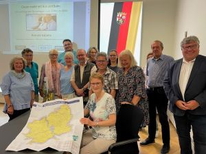 Foto: Referentin Renate Adams gab den Teilnehmern der Tickets- und Automatenschu-lung einen guten Überblick über den ÖPNV mi Kreis Neuwied und seine Angebote. Foto: KV Neuwied / Ulf Steffenfauseweh