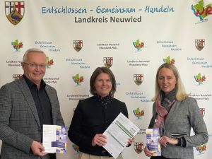 Foto: Landrat Achim Hallerbach und Büroleiterin Diana Wonka dankten Helena Hasbach (Mitte) für ihre Arbeit als Zensus-Koordinatorin. Foto: Kreisverwaltung Neuwied / Ulf Steffenfauseweh