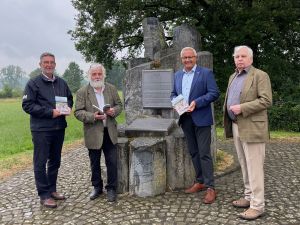 Buchvorstellung an der Gedenkstätte (v.l.n.r.): Konrad Peuling, Ortsbürgermeister von Buchholz, Verleger Reinhard Zado, Landrat Achim Hallerbach und Autor Franz Werner Halft (Foto: Martina Schiefen)
