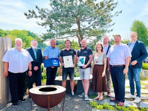 Es gratulieren Nico Weber (4. von links) und Thorsten Berlt (5. von links) zum ersten Platz (von links): Thomas Junior, Ortsbürgermeister der Ortsgemeinde Neustadt, Vize-Präsident der LWK Ökonomierat Heribert Metternich, Achim Hallerbach, Landrat des Kreises Neuwied, Ali-ne Schröder, Geschäftsführerin Landesverband Garten-, Landschafts- und Sportplatzbau Rheinland-Pfalz und Saarland e. V., stellvertr. Landjugendvorsitzender Fabian Schüller und Michael Christ, Bürgermeister der Verbandsgemeinde Asbach und Pierre Fischer, 1. Beigeordneter der Verbandsgemeinde Rengsdorf-Waldbreitbach. 