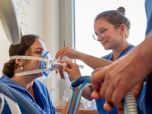 Teil des Programms: Ein Besuch auf der Intensivstation des Franziskus-Krankenhauses in Linz. Inklusive „Hands-on-Workshop“ mit dem Beatmungsgerät.