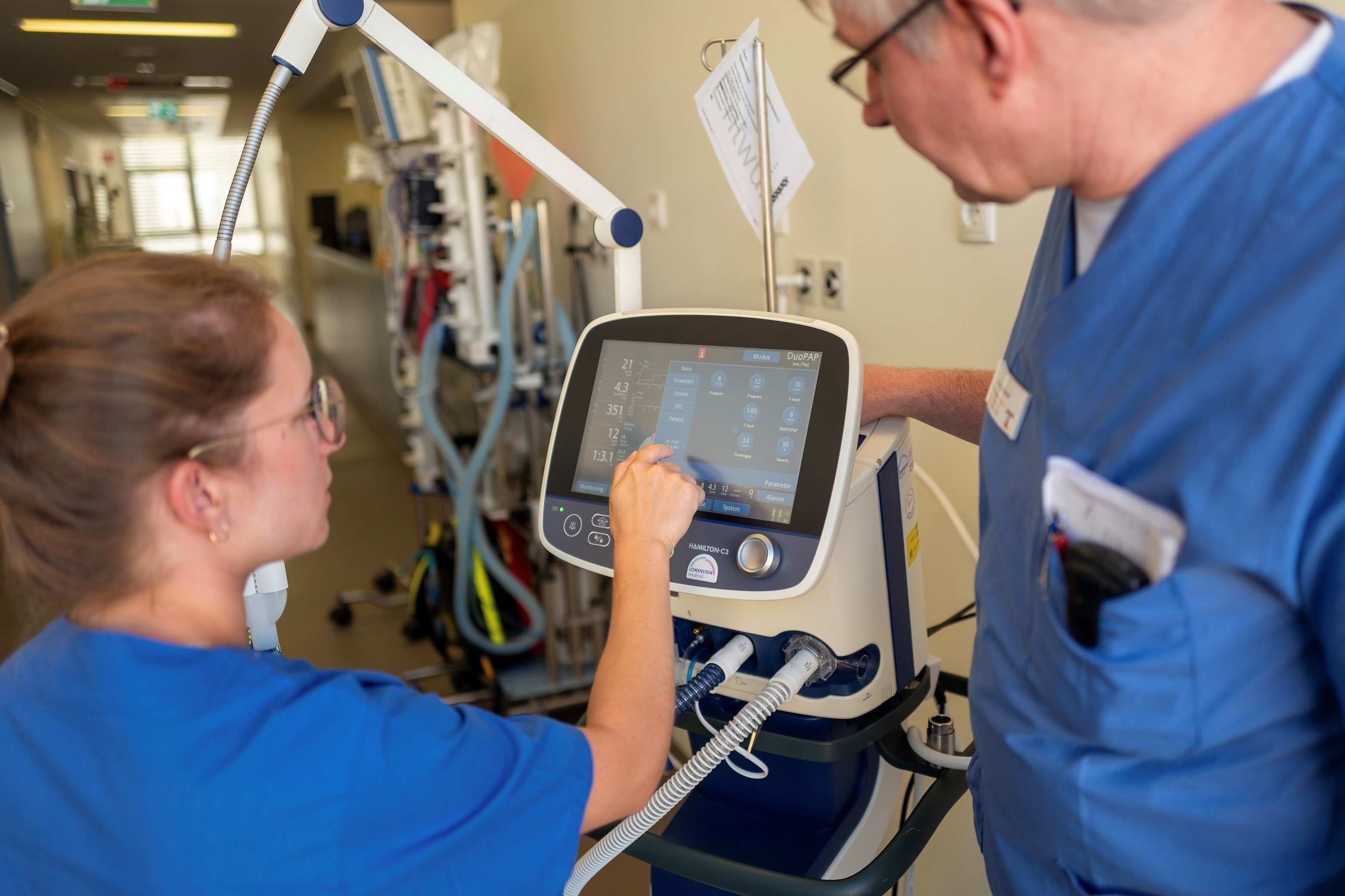 Teil des Programms: Ein Besuch auf der Intensivstation des Franziskus-Krankenhauses in Linz. Inklusive „Hands-on-Workshop“ mit dem Beatmungsgerät.