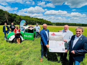 Präsentieren gemeinsam das Programm für das Westerwälder Krimifestival im Herbst 2023 Jennifer Siebert, Leiterin Regionalentwicklung Kreisverwaltung Altenkirchen Heribert Wolf, Verein Wäller Rumkugel e.V. Sandra Köster, Vorständin Wir Westerwälder  Mika Krämer, Agentur Naminex Micha Krämer, Krimibuchautor  Ingo Molly, Verein Wäller Rumkugel e.V. Achim Hallerbach, Landrat Kreis Neuwied Dr. Peter Enders, Landrat Kreis Altenkirchen Achim Schwickert, Landrat Westerwaldkreis  