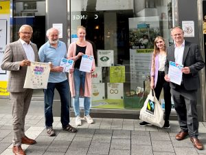 Vor dem Fairtrade Schaufenster in der Neuwieder Innenstadt: v.l. Landrat Achim Hallerbach, Wolfgang Rahn und Alena Linke von der Fairtrade-Stadt Steuerungsgruppe, Klimawandelanpassungsmanagerin des Kreises Angelina Zahn und Oberbürgermeister Jan Einig. 