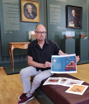 Museumsdirektor Bernd Willscheid präsentiert die Korrekturfahnen des umfangreichen Kataloges (Foto: Thomas Höfner)