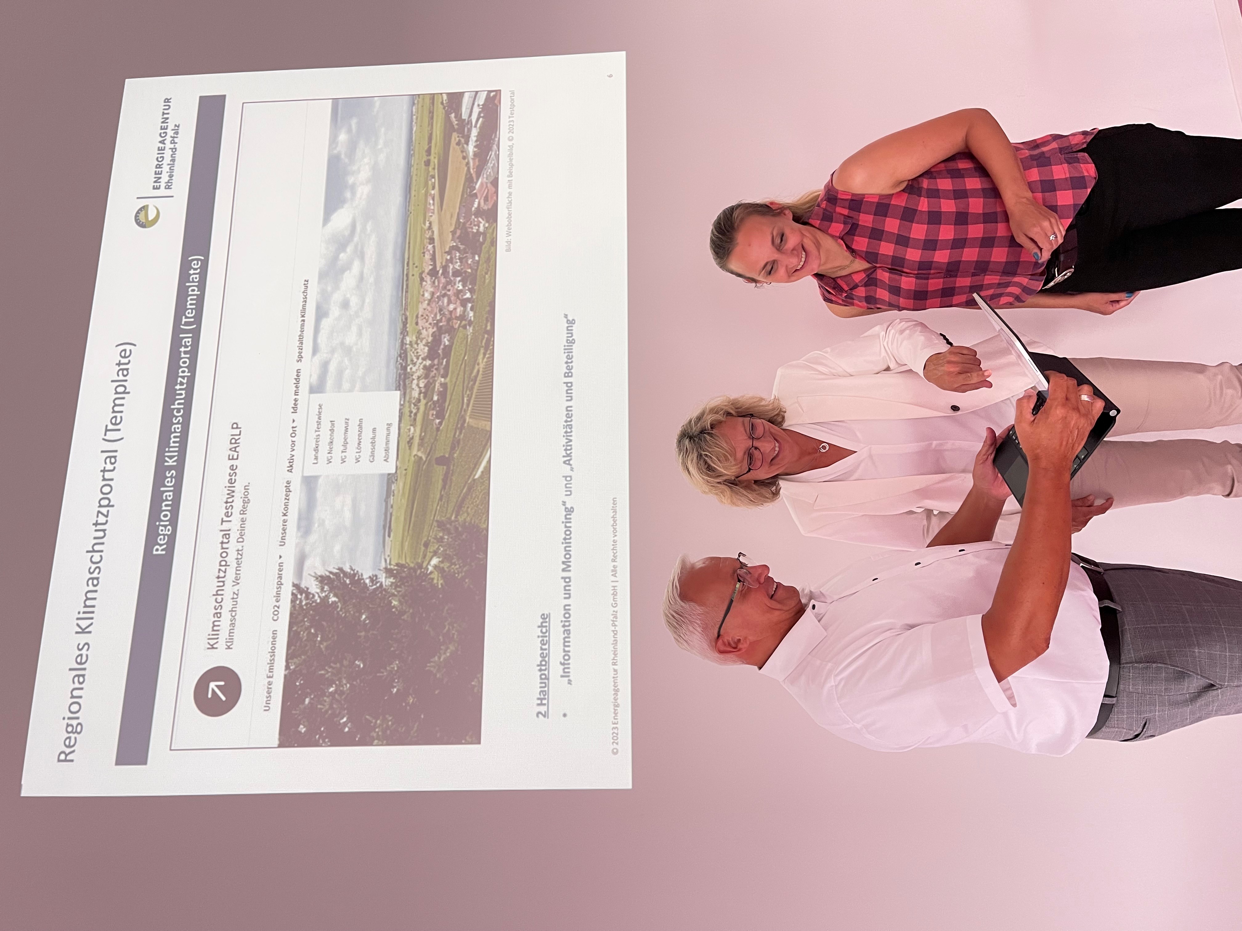 : Landrat Achim Hallerbach, Sabine Schneider (Regionalmanagerin der Energieagentur Rheinland-Pfalz) und Janine Sieben (Klimaschutzmanagerin Kreis Neuwied) sind begeistert vom neuen Klimaschutzportal, welches voraussichtlich ab 2024 online gehen wird. 