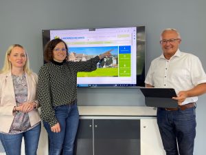 Büroleiterin Diana Wonka, kommunale Digitalbeauftragte und Teamleiterin der KoDig Patricia Jung und Landrat Achim Hallerbach präsentieren die neuen Online-Dienste der Neuwieder Kreisverwaltung.