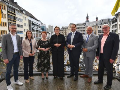 Von links: Fabian Kirsch (Chef Staatskanzlei Rheinland-Pfalz), Cornelia Weigand (Landrätin Kreis Ahrweiler), Oberbürgermeisterin Katja Dörner, Klara Geywitz (Bundesministerin für Wohnen, Stadtentwicklung und Bauwesen), Nathanael Liminski (Minister Bundes und Europaangelegenheiten sowie Medien des Landes Nordrhein-Westfalen), Achim Hallerbach (Landrat Kreis Neuwied), Sebastian Schuster (Landrat Rhein-Sieg-Kreis   Foto: Sascha Engst /Bundesstadt Bonn